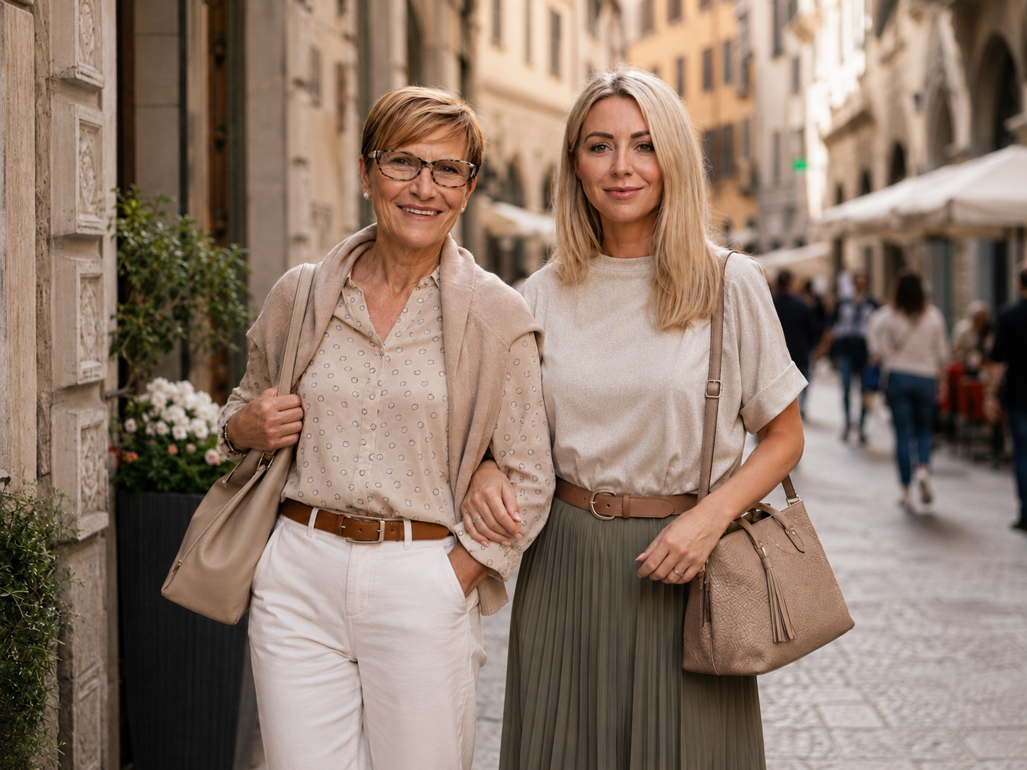 2 elegantné ženy, kamarátky 40+ a 60+ v talianskom štýle